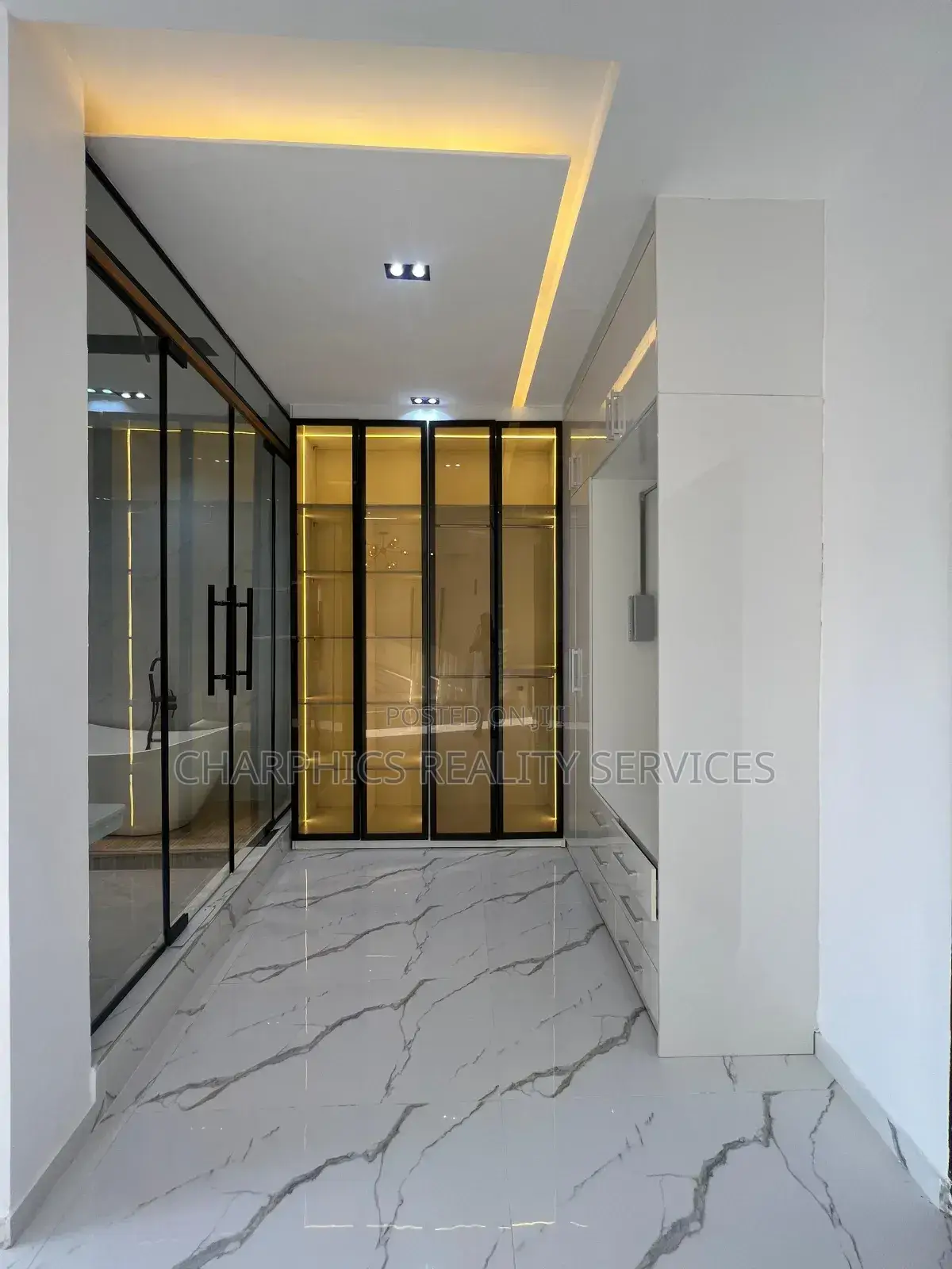 5bdrm Duplex in Chevron for sale