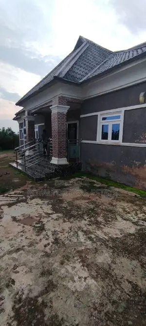 5bdrm Bungalow in Royaltor, Benin City for sale