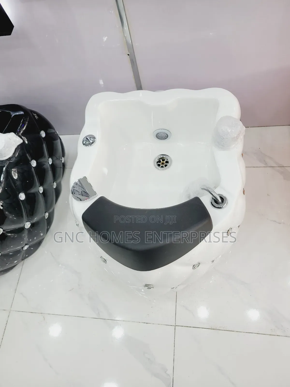 Pedicure Basin Black and White