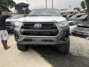 Photo - Toyota Hilux 2021 Black