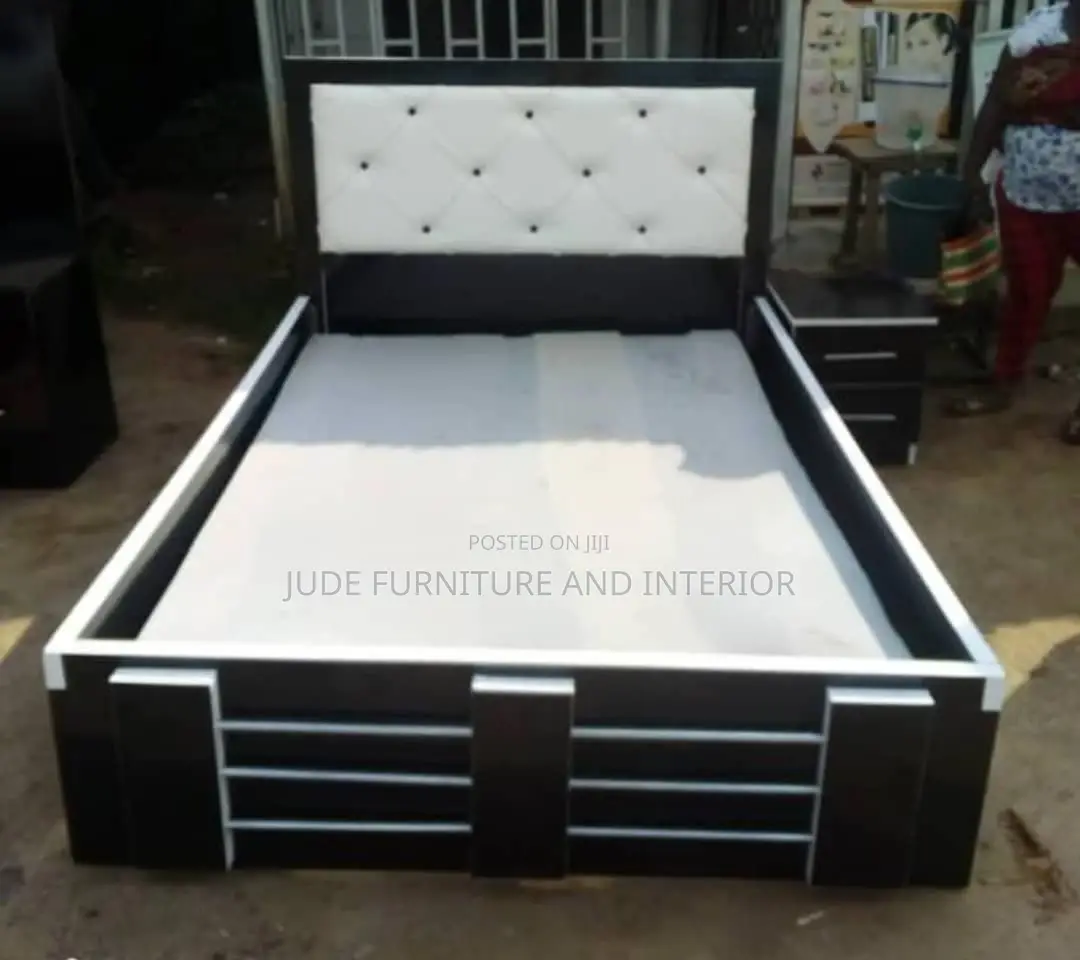 Classic Bedstand