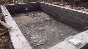 6 Feet by 10 Width Swimming Pool With Water Descent
