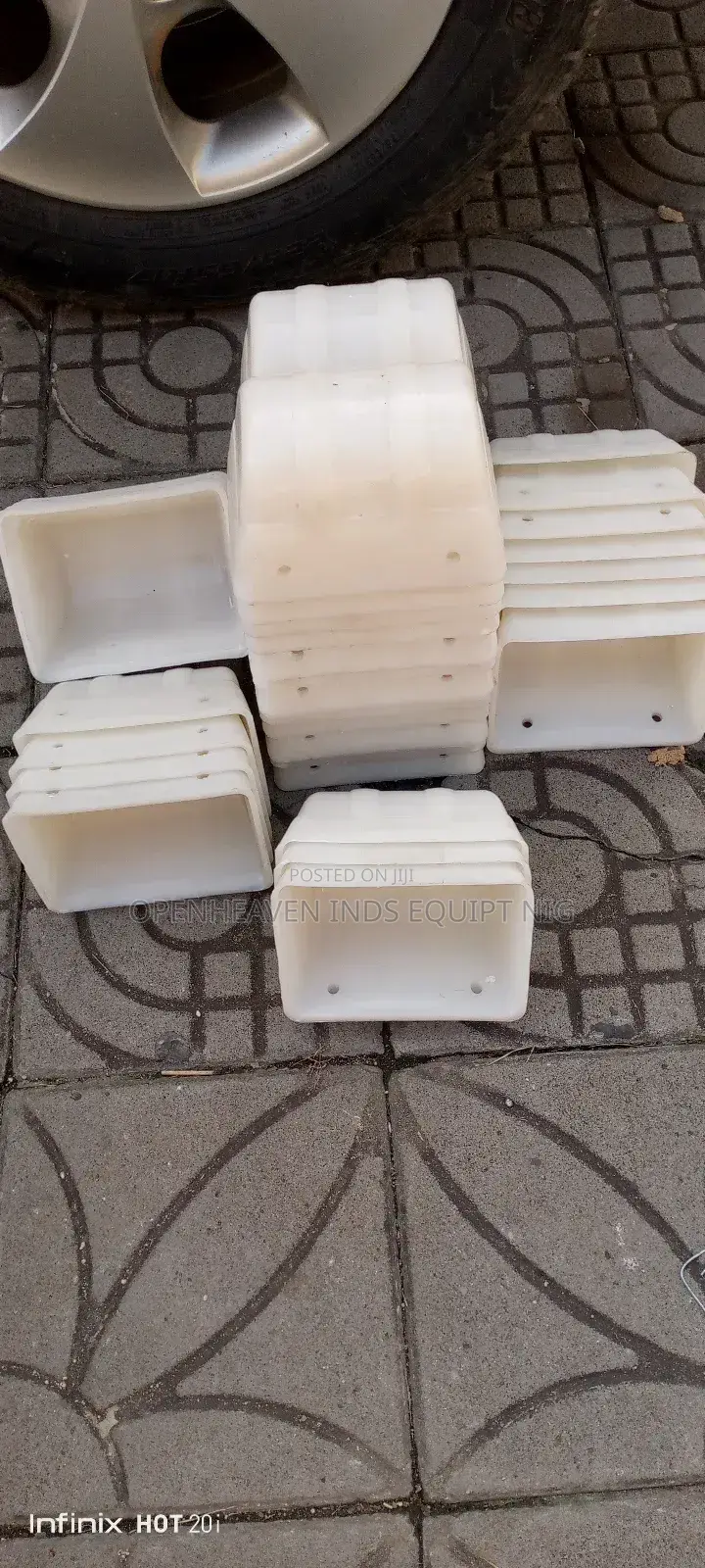 Plastic/Metal/Bolts Elevator Cups