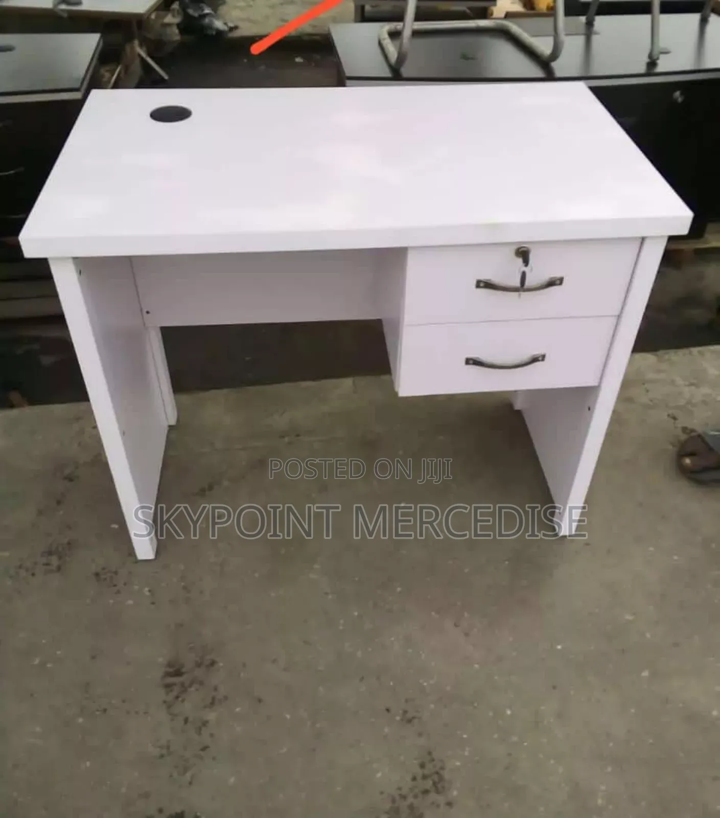 A 3 Feet Office Table
