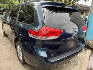 Toyota Sienna XLE FWD 8-Passenger 2013 Blue