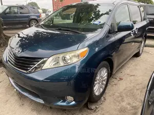 Toyota Sienna XLE FWD 8-Passenger 2013 Blue