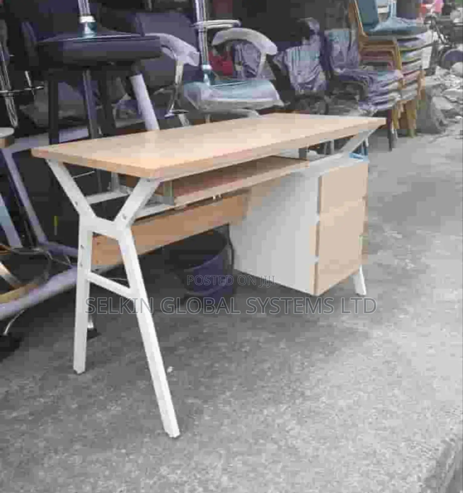 Classic Table With Iron Leg