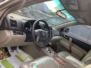 Toyota Highlander Limited 2010 Gold
