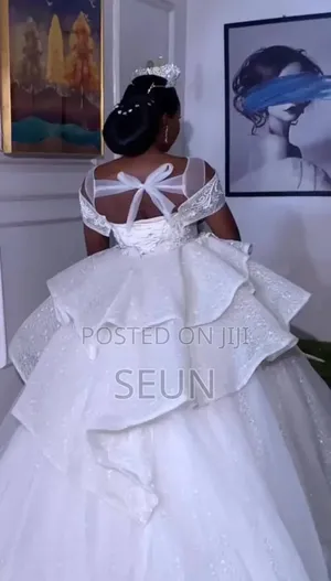 Classy Wedding Gown With Accessories for Rent