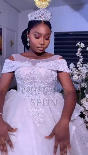Classy Wedding Gown With Accessories for Rent