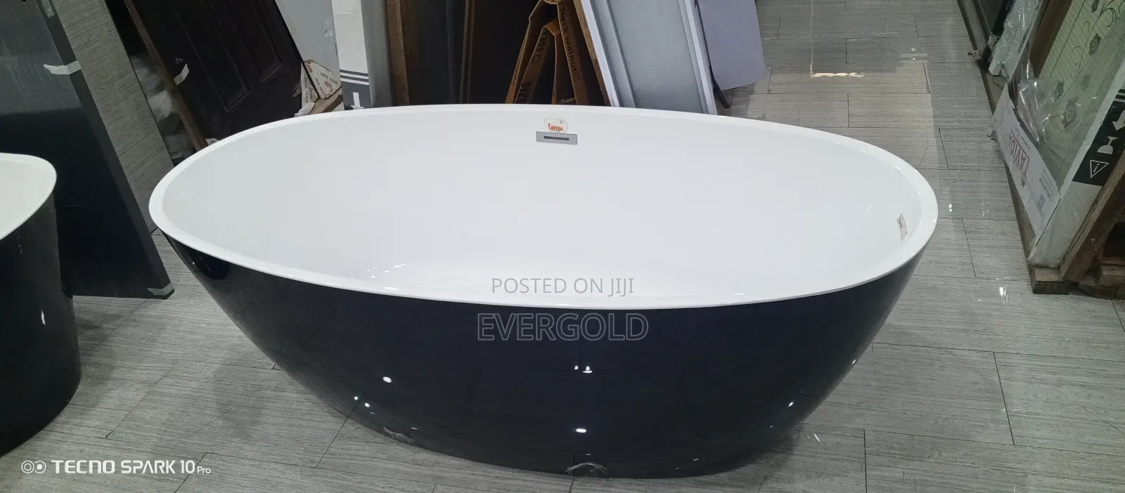 Executive Bathtub White And Black Available With Waste Pipe