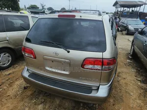 Toyota Sienna XLE 2002 Gold