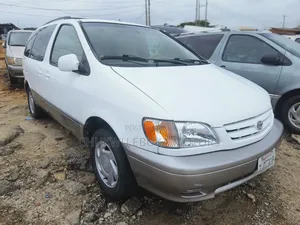 Toyota Sienna LE 2002 White