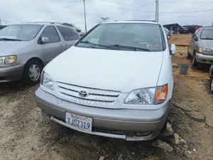 Toyota Sienna LE 2002 White
