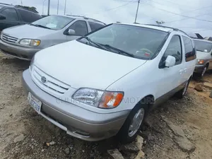 Toyota Sienna LE 2002 White
