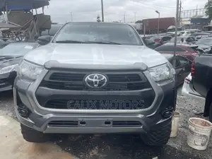 Toyota Hilux 2022 Gray