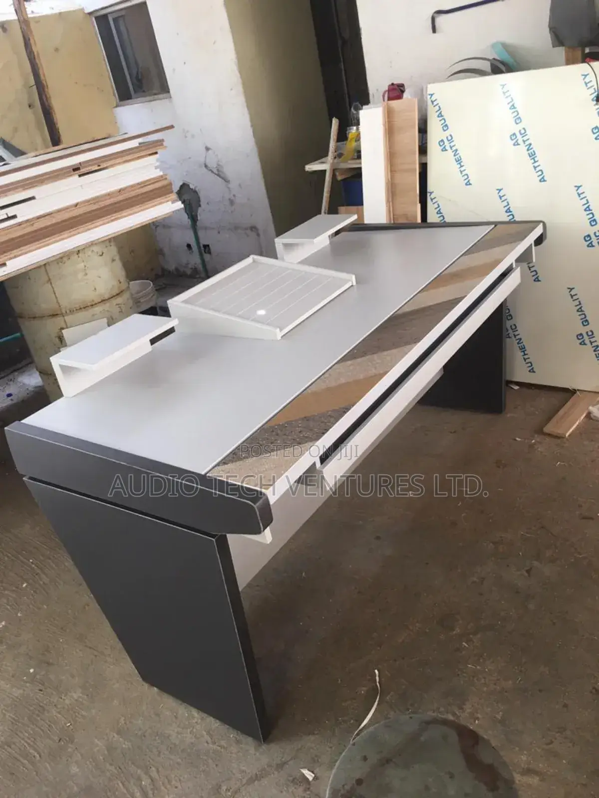 Studio Desk Professional