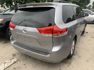 Toyota Sienna XLE AWD 7-Passenger 2013 Gray