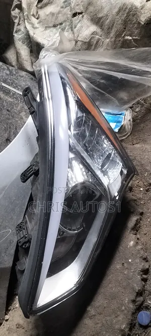 Hyundai Santa Fe 2012 Headlamp Available
