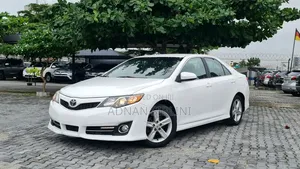 Toyota Camry SE V6 4dr Sedan (3.5L 6cyl 6A) 2013 White