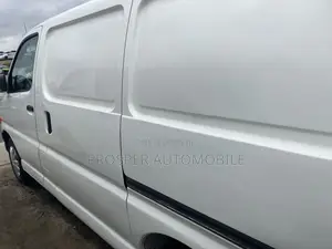 Toyota HiAce 2005 White