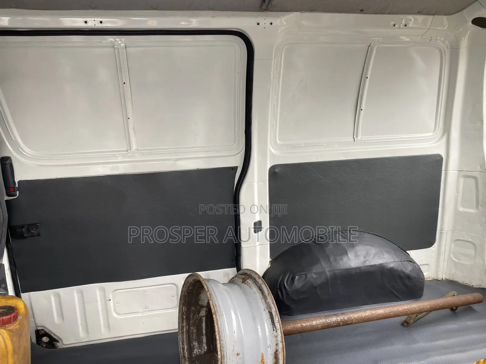 Toyota HiAce 2005 White