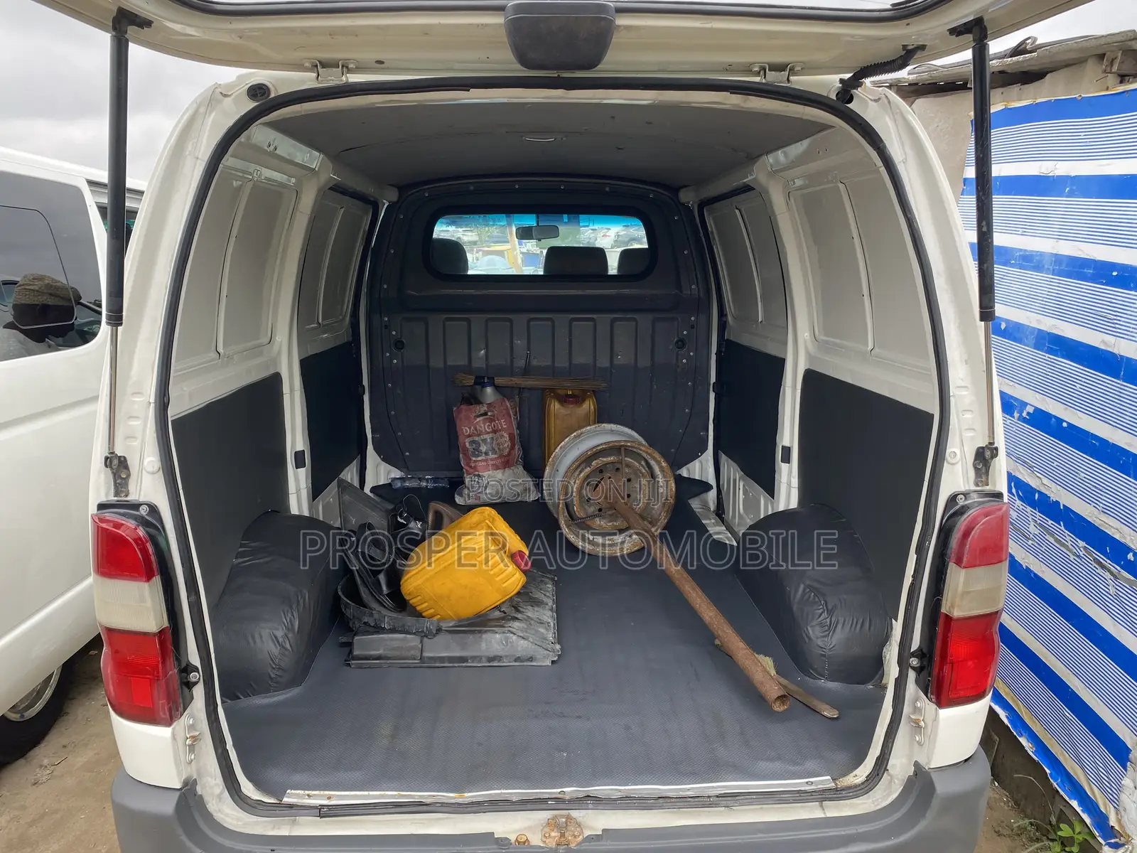 Toyota HiAce 2005 White