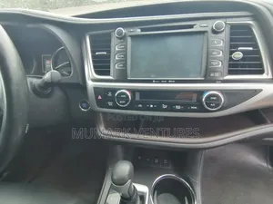 Toyota Highlander XLE 4x4 V6 (3.5L 6cyl 8A) 2017 Brown