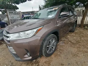 Toyota Highlander XLE 4x4 V6 (3.5L 6cyl 8A) 2017 Brown