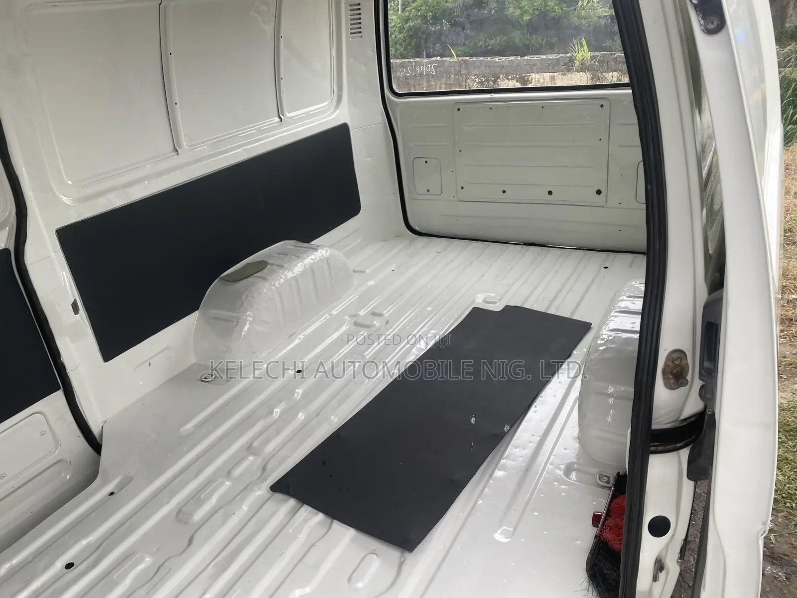 Toyota Grand HiAce 2000 White