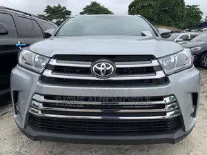 Toyota Highlander XLE 4x4 V6 (3.5L 6cyl 8A) 2018 Silver
