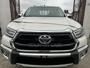 New Toyota Hilux 2022 White