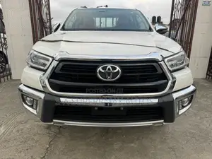 Toyota Hilux 2022 White