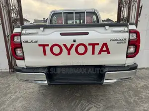 Toyota Hilux 2022 White