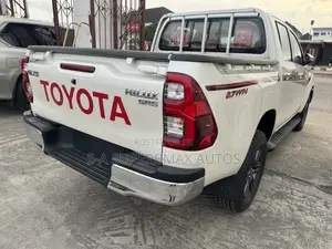 Toyota Hilux 2022 White