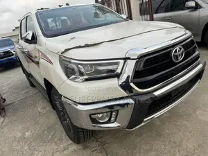 Toyota Hilux 2022 White