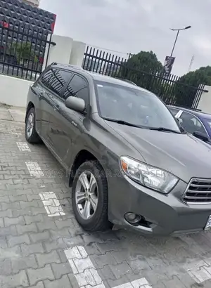 Toyota Highlander Available for Hire.
