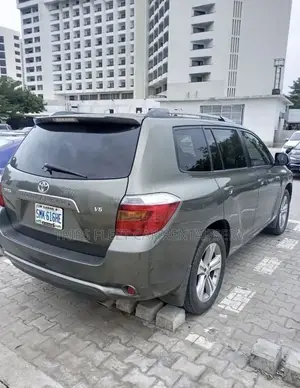 Toyota Highlander Available for Hire.
