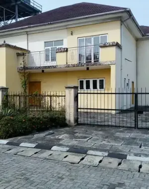 4bdrm Duplex in Golf Estate , Off Dr for sale