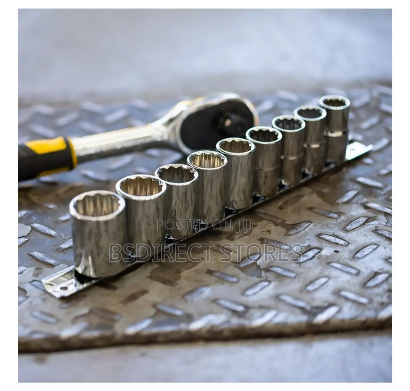 STANLEY Compact 3/8" 72 Tooth Ratchet and 10 Piece Socket