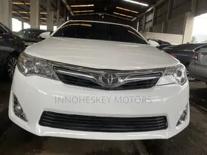 Toyota Camry XLE 4dr Sedan (2.5L 4cyl 6A) 2013 White
