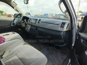 Toyota HiAce 2013 Silver