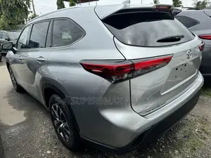 Toyota Highlander XLE 2022 Silver