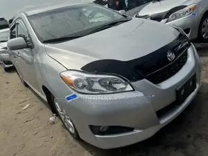 Toyota Matrix S Hatchback FWD (2.4L 4cyl 5A) 2010 Silver