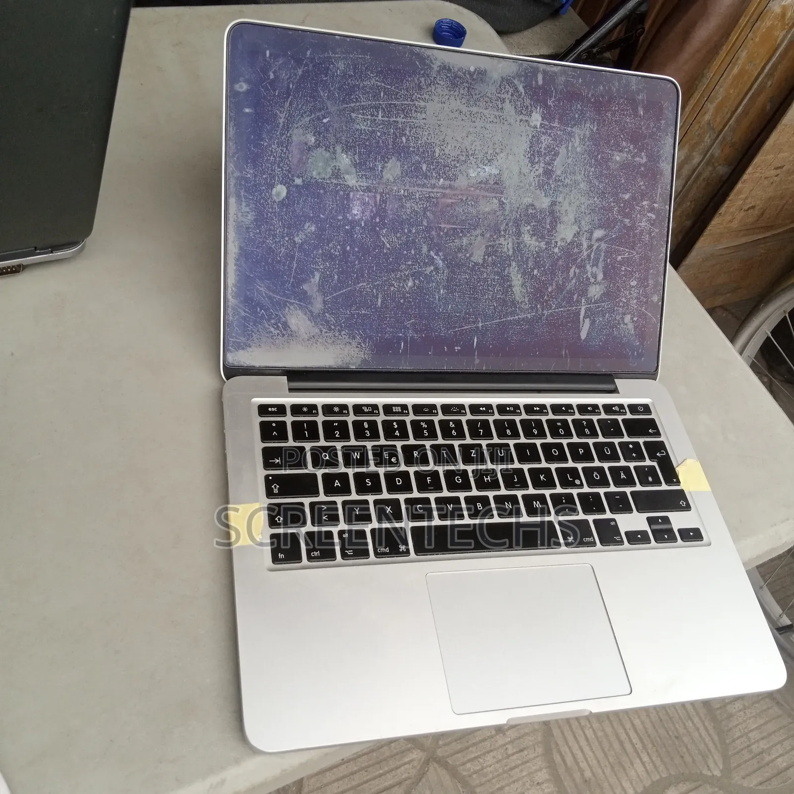 Macbook Decolonized Screen With Dirty Ink Stains