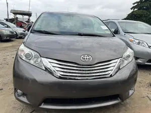 Toyota Sienna XLE AWD 7-Passenger 2013 Gray