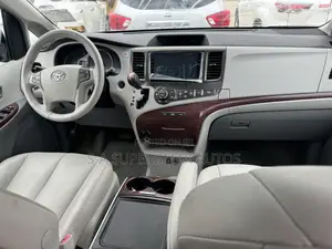 Toyota Sienna XLE AWD 7-Passenger 2013 Gray