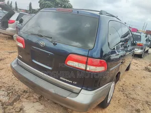 Toyota Sienna 2000 Blue