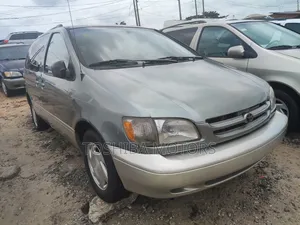 Toyota Sienna 2000 Blue
