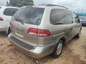 Toyota Sienna 2000 Silver